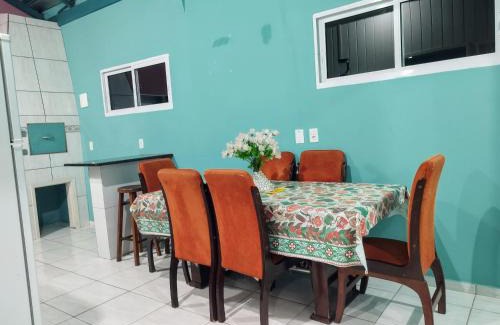 Ubatuba Apartment | Apto com churrasqueira 500m do mar com vista da salaSacada para horizonte