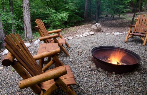 Broken Bow Cabin | Arabella Cozy Nest With Hot Tub and Fire Pit in the Backyard by Redawning