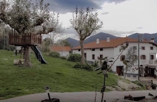 Deba Apartment | 'Arbil' Studio with Mountain Views, Private Garden and Wi-Fi
