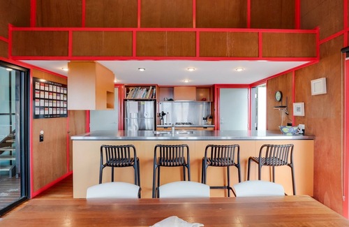 Point Lookout House | Architect designed family beach house perched high on a hill with water.