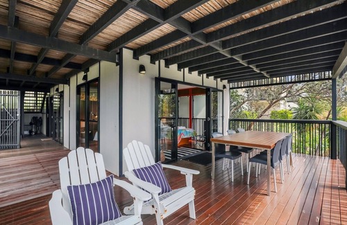 Point Lookout House | Architect designed family beach house perched high on a hill with water.