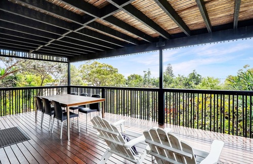 Point Lookout House | Architect designed family beach house perched high on a hill with water.