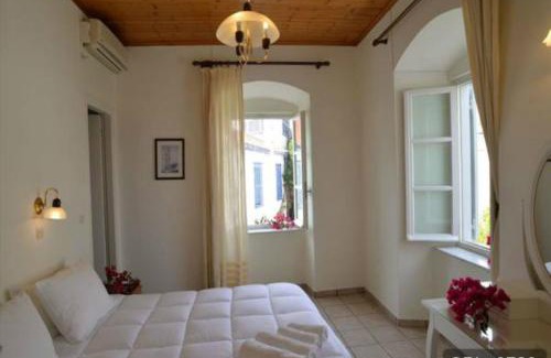 Hydra House | Areti