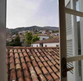 Hydra House | Areti