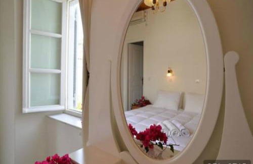 Hydra House | Areti