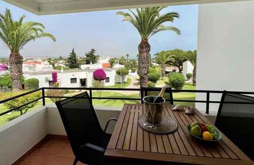 Alporchinhos Apartment | Arma O DE P RA Brightness 2 With Pool by Homing