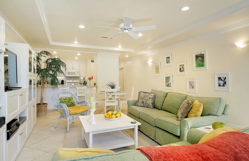 Beach Barber Tract Apartment | Around 5-8 min. walk to Beach/1 block to pool/1 Car Garage/Air Conditioning