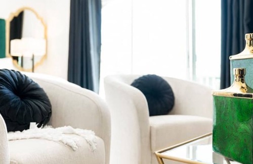 Keizer House | Art Deco Lakefront Retreat