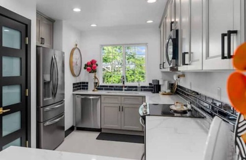 Keizer House | Art Deco Lakefront Retreat