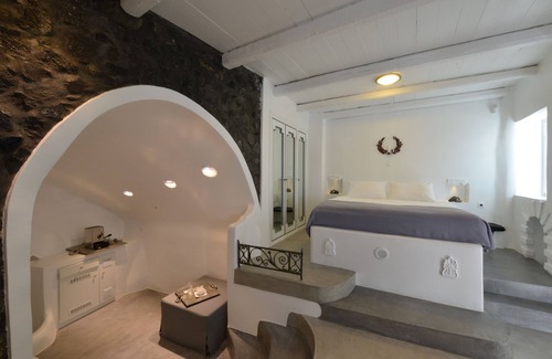 Oia Hotel | Art Maisons Aspaki Exclusive Suites