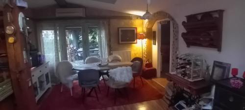 Ljubljana House | art room with shared bathroom in Rose resort