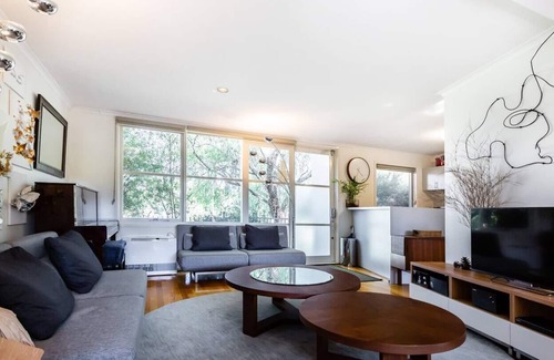 Kensington Apartment | Artists Hideaway in Vibrant Kensington