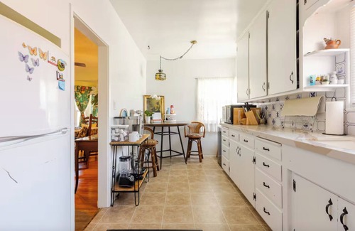 Burbank House | Artsy Retreat w/Cal-King Bed near Park, Shops, Restr, Airport. 30+Day Special