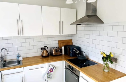 Richmond-upon-Thames Apartment | Arty Boutique Apartment in Central Teddington