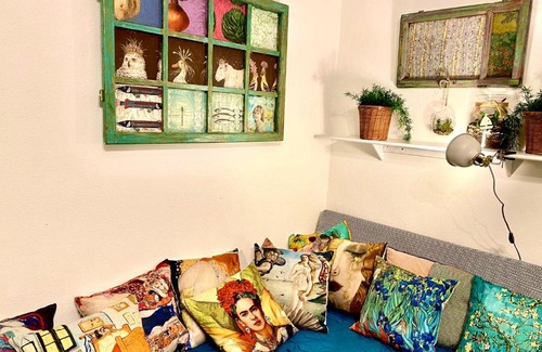 Palace District Apartment | Arty studio flat at city center