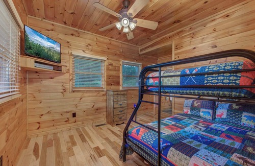 Gatlinburg - Pigeon Forge Resort | As Good As It Gets is a spacious 4 bedroom cabin located in Starr Crest Resort