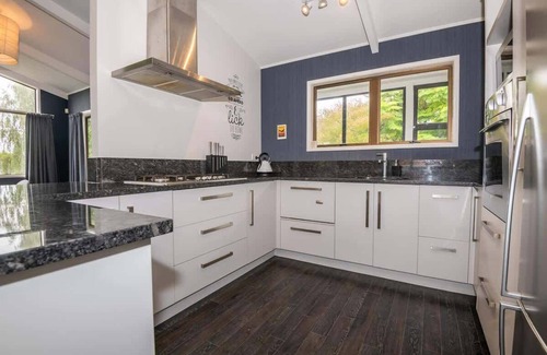 Lynmore House | As You Do | Walk to the Redwoods with Spa Pool