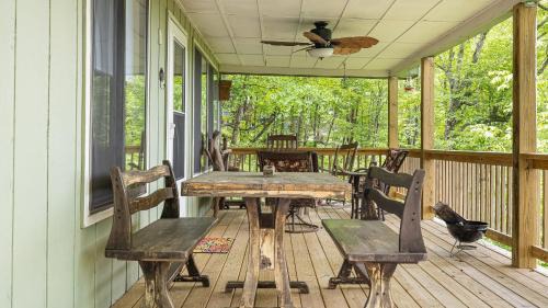 Wolf Laurel House | Ash Vale by AvantStay Spacious Deck w Views Ping Pong Table