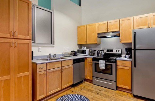 Downtown Apartment | ASK FOR Discount-historic Brick 2BR Getaway Wifi