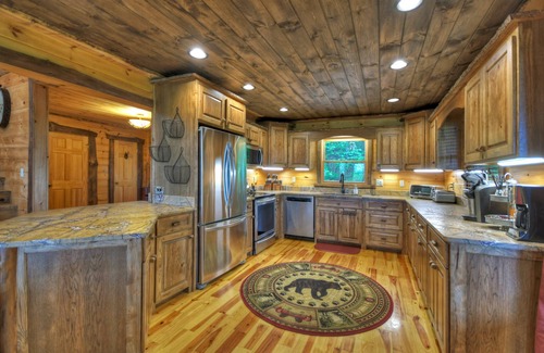 Raccoon Ridge Cabin | Aska Ridge Lodge | Hot Tub | MTN Views | Pool Table |
