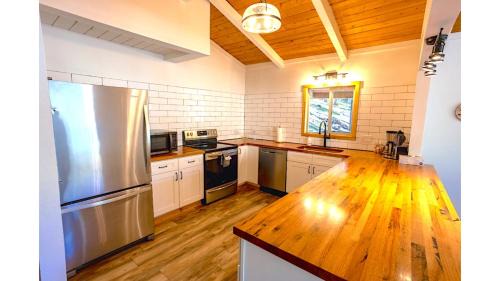 Red River House | Aspen Hideaway - Fireplace - Grill - Mountain Views