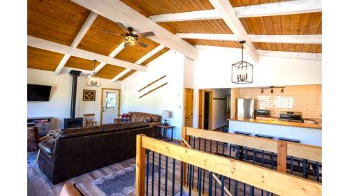 Red River House | Aspen Hideaway - Fireplace - Grill - Mountain Views