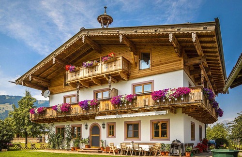 Saalfelden am Steinernen Meer Villa | Nice apartment in villa for 4 guests with TV, balcony and panoramic view