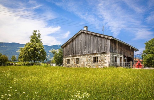 Saalfelden am Steinernen Meer Villa | Nice apartment in villa for 4 guests with TV, balcony and panoramic view