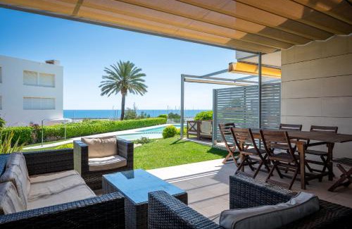 Torredembarra Villa | AT051 A pocos metros de la playa, equipamiento completo, piscina comunitaria