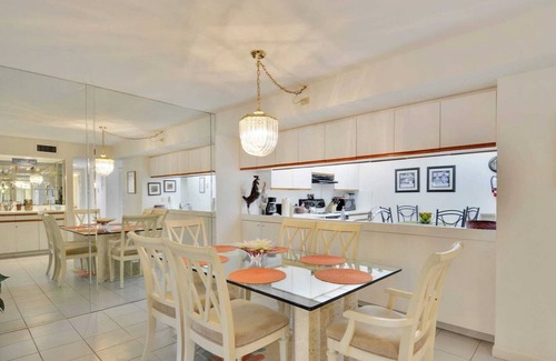 New Town Cottage | Atlantic Paradise by Avantstay Great Location w/Balcony, Outdoor Dining & Shared Pool & Hot Tub!