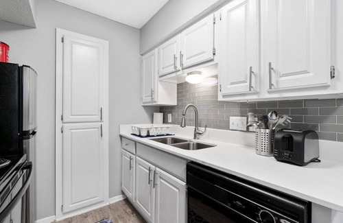 Brentwood Apartment | Austin Luxe 1B in Hyde Park | BBQ | Pool | Fire Pi