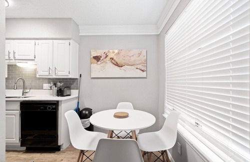 Brentwood Apartment | Austin Luxe 1B in Hyde Park | BBQ | Pool | Fire Pi