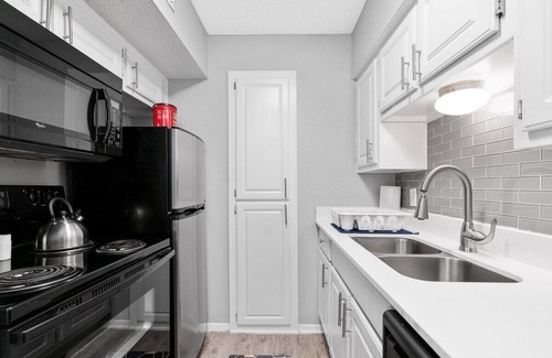 Brentwood Apartment | Austin Luxe 1B in Hyde Park | BBQ | Pool | Fire Pi