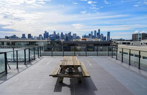 Port Melbourne Apartment | Ava 100m to Beach and Bay St