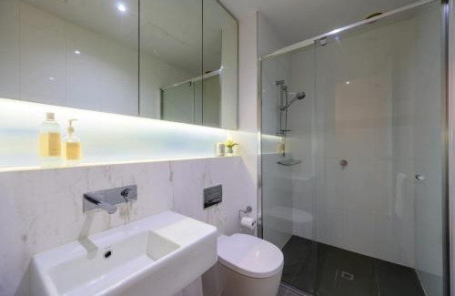 Port Melbourne Apartment | Ava 100m to Beach and Bay St
