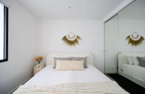 Port Melbourne Apartment | Ava 100m to Beach and Bay St