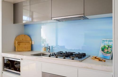 Port Melbourne Apartment | Ava 100m to Beach and Bay St