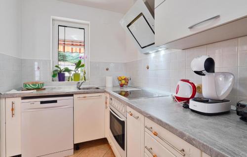 Lovran Apartment | Awesome Apartment In Lovran With Wifi