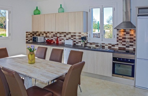 Ariany House | Awesome home in Ariany with kitchenette