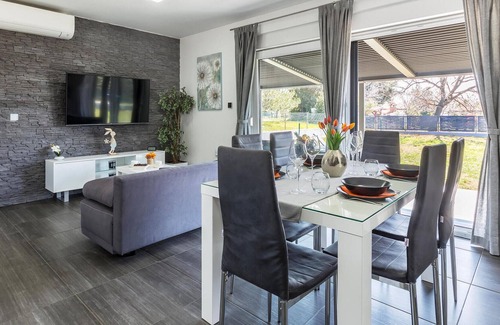Fazana House | Awesome Home in Peroj With Jacuzzi, Wifi and 2 Bedrooms
