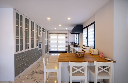Mentese Villa | Büyük Aile Tatilleri İçin Mükemmel Seçim: 12 Kişilik, 6 Yatak Odalı Lüks Villa