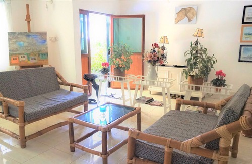 Serrekunda Bed & Breakfast | B & B Villa Calliandra, room with kingbed and ensuite bathroom with large pool.