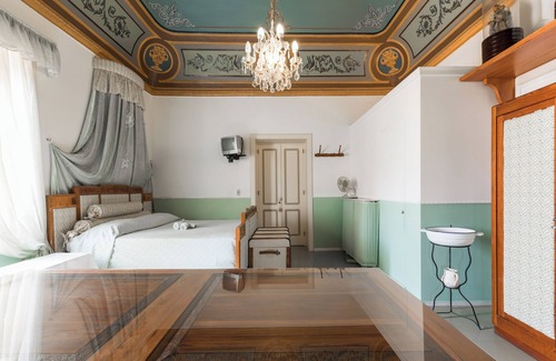 Leni Bed & Breakfast | B&B Villa Pittorino: Giuliana Room in Salina cir 19083037C100309