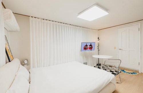 Seogyo-dong Villa | B'Near Hongdae Station, 30sec on foot