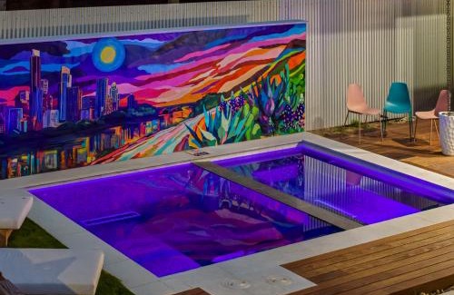 Swede Hill House | Bach & Bubbly House - 5BR, Pool, Gym & Glam Room