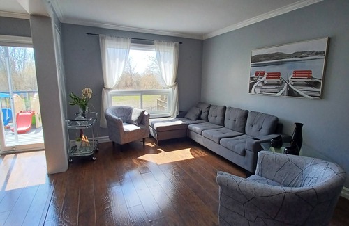 Ajax House | Backs Into a Ravine