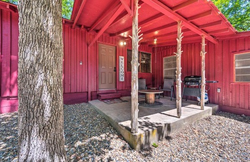 Broken Bow House | Backwoods Hideout Remote Couples Getaway!