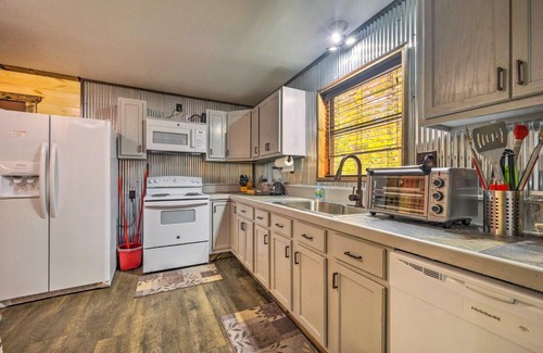 Broken Bow House | Backwoods Hideout Remote Couples Getaway!