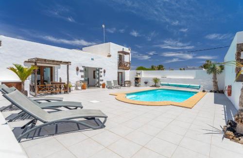 Tiagua Apartment | Balcón Botánico - Shared Pool - Central Island Location - 10 mins drive to Famara and La Santa