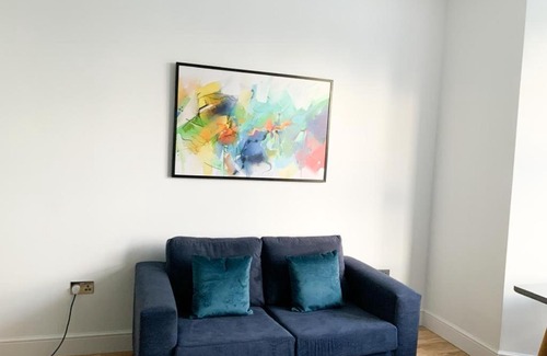 West Finchley House | Ballard's Ground Apartment